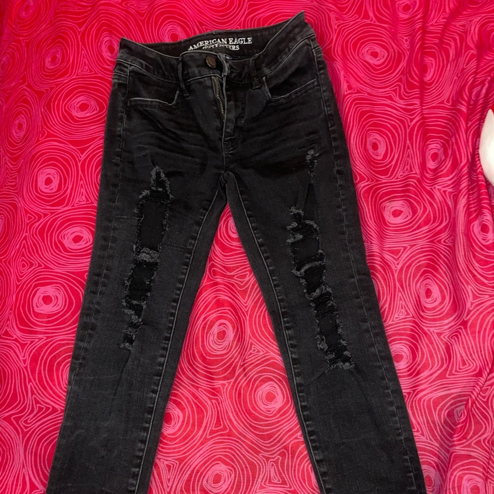 AMERICAN EAGLE distressed black cropped jeans